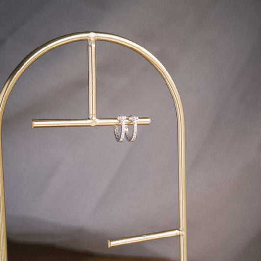 Argola Cruz 9mm em Prata 925 com Cravejado de Zircônias