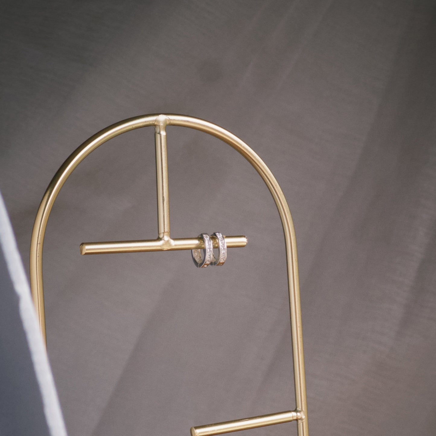 Argola Fio Quadrado 8mm em Prata 925 com Cravejados de Zircônias