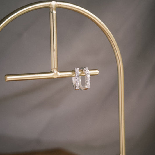 Argola Cravejada 2mm e 11mm em Prata 925 com 6 Zircônias