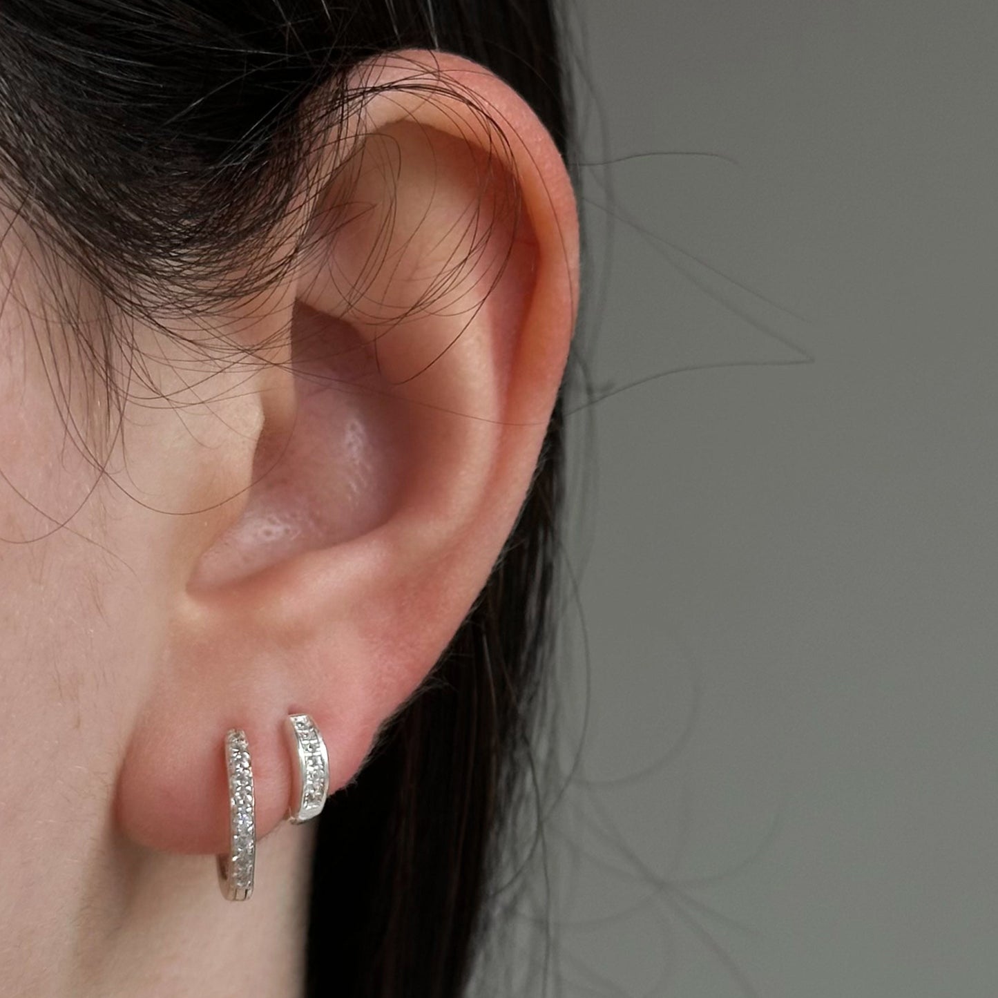 Argola 10mm em Prata 925 Cravejada de Zircônias
