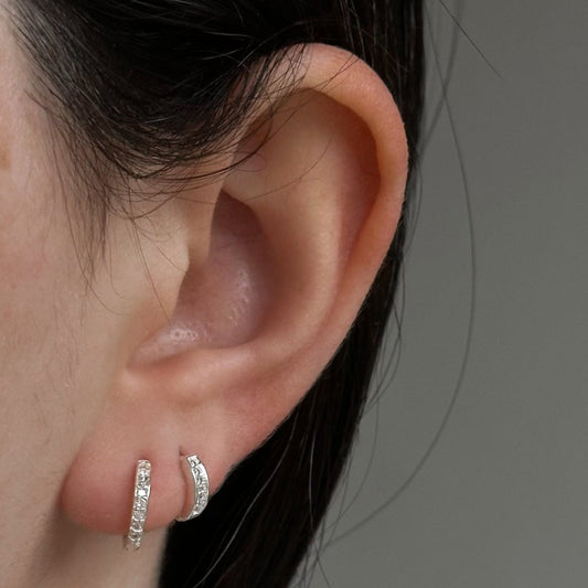 Argola 2mm e 9mm em Prata 925 Cravejada de Zircônias