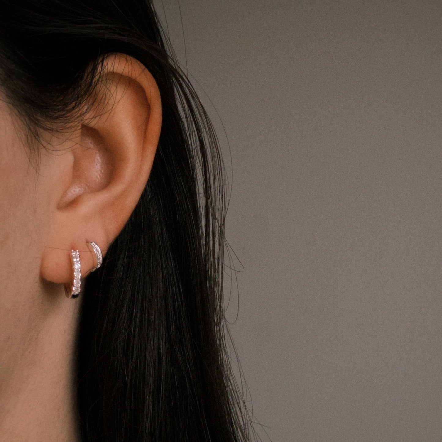 Argola Cravejada 2mm e 11mm em Prata 925 com 6 Zircônias