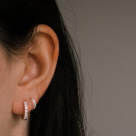 Argola Cravejada 2mm e 11mm em Prata 925 com 6 Zircônias