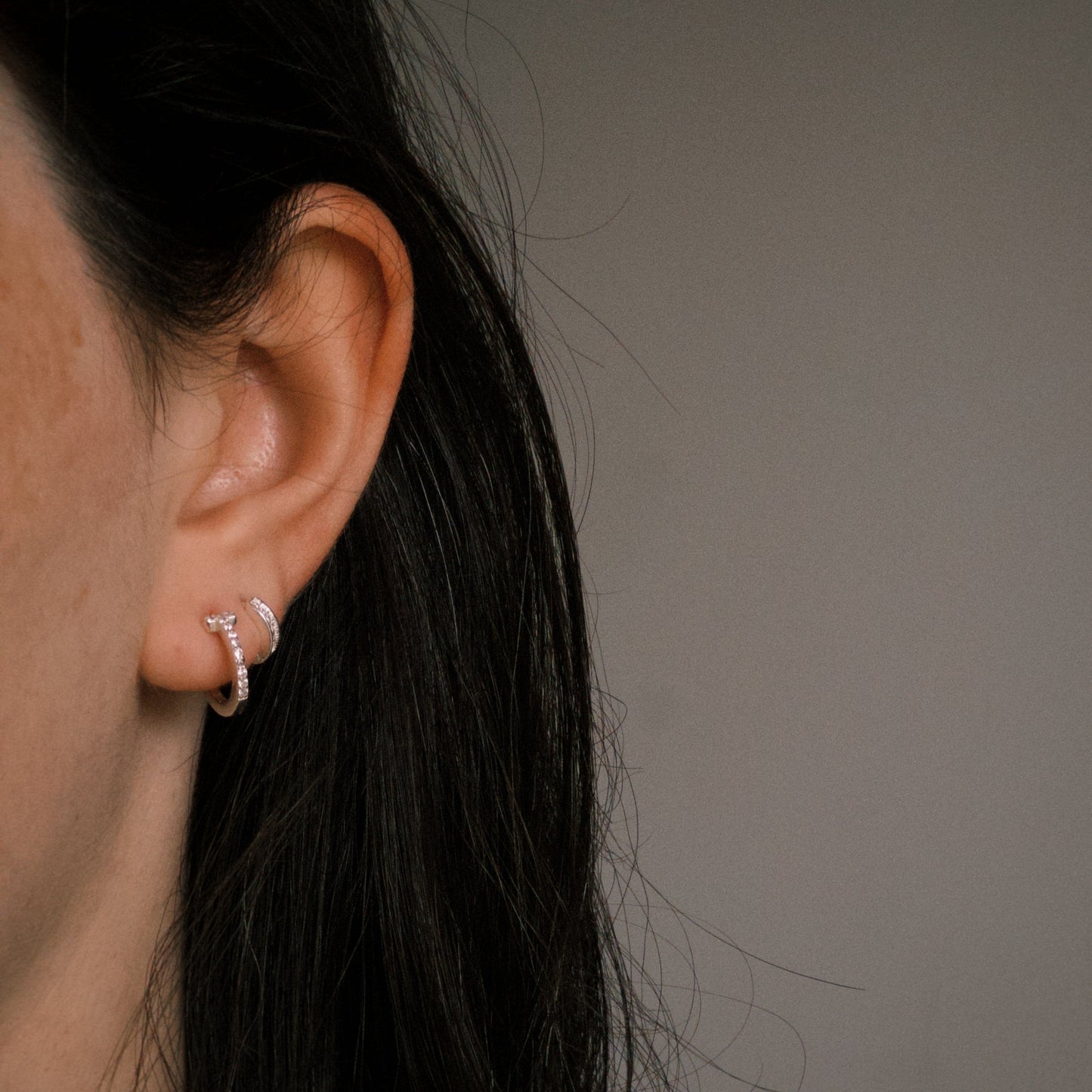 Argola Cruz 9mm em Prata 925 com Cravejado de Zircônias