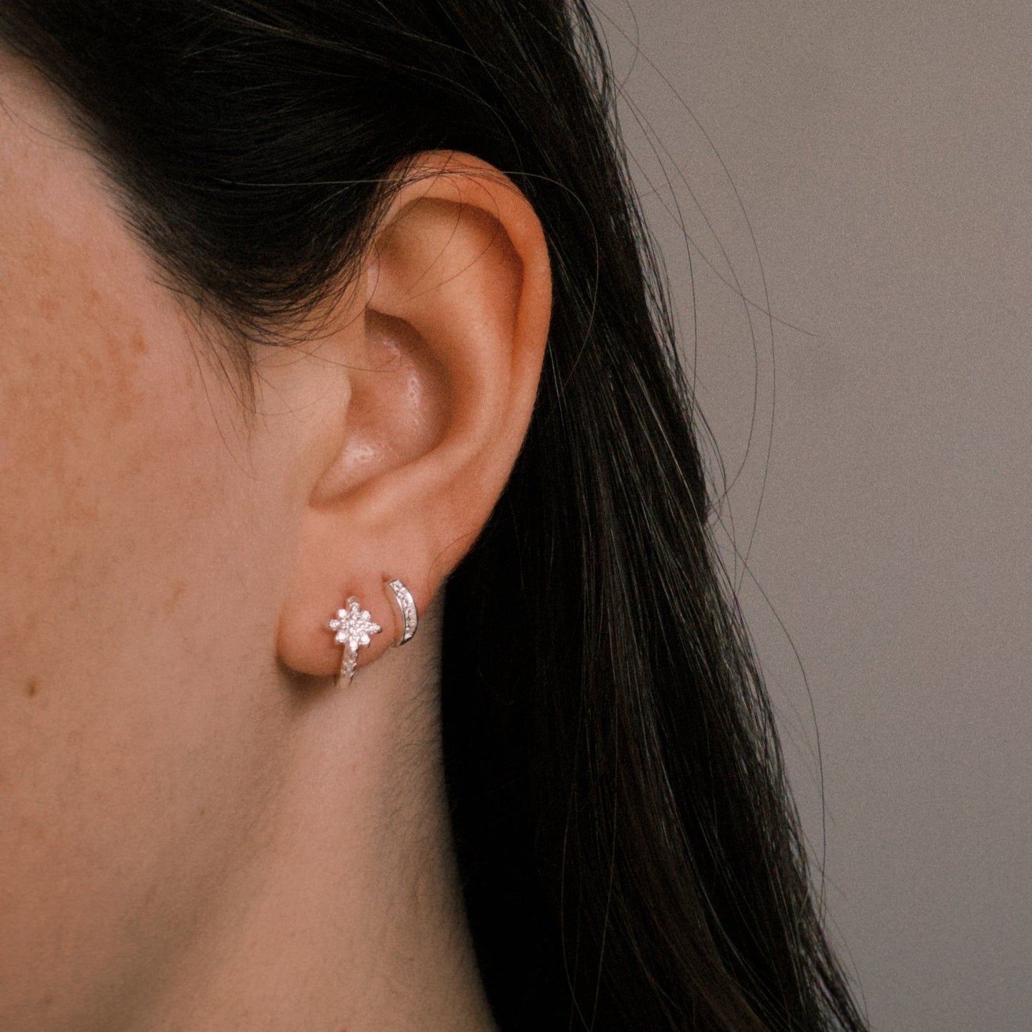 Argola Flor 7mm e 9mm em Prata 925 Cravejada de Zircônias