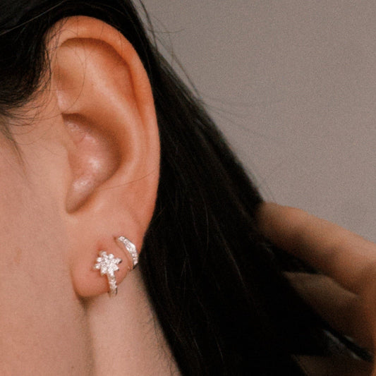 Argola Flor 7mm e 9mm em Prata 925 Cravejada de Zircônias