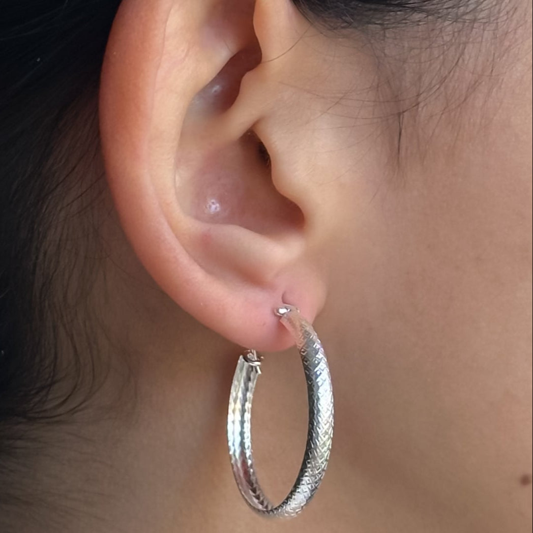 Argola Detalhada Grande em Prata 925