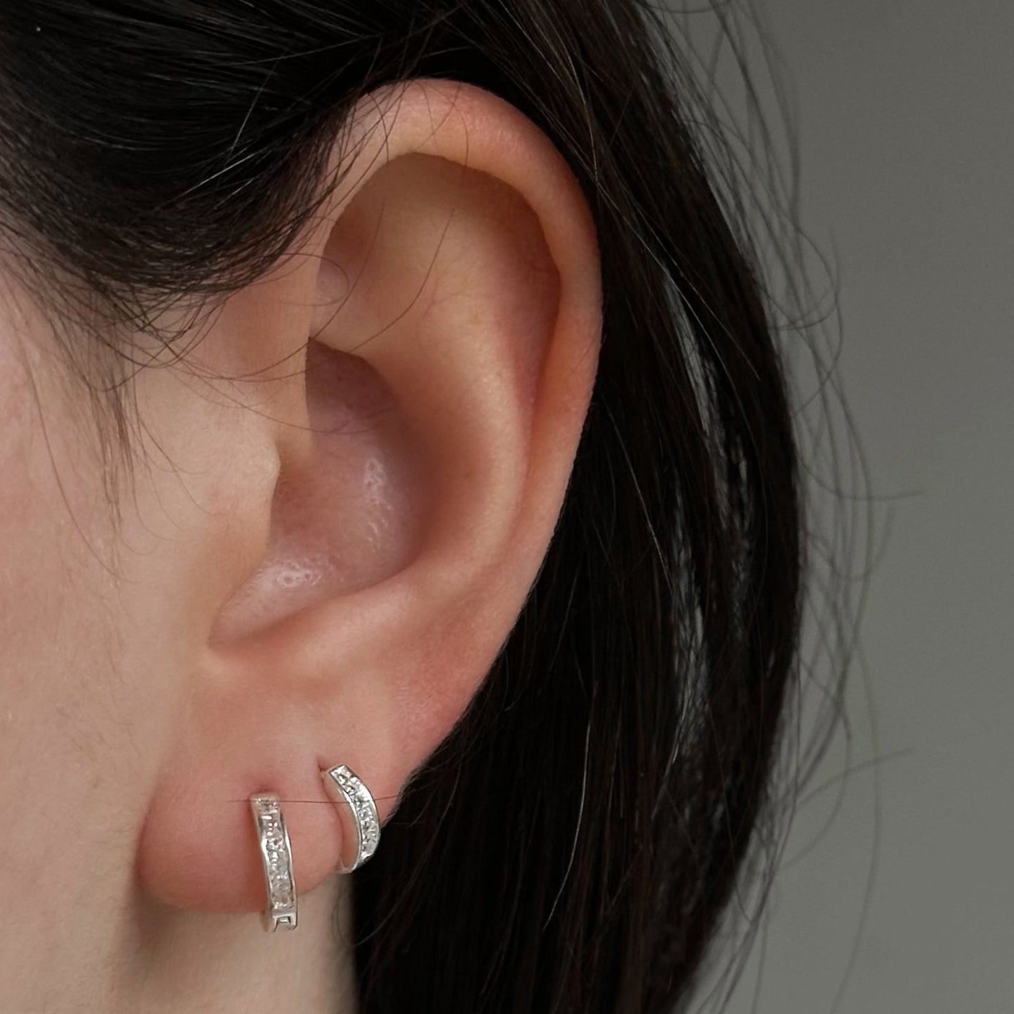 Argola Fio Quadrado 8mm em Prata 925 com Cravejados de Zircônias