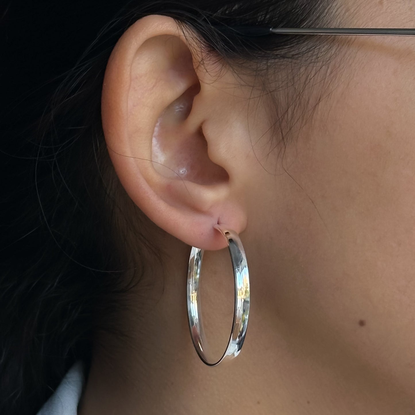 Argola Flow Fio Chato Média em Prata 925