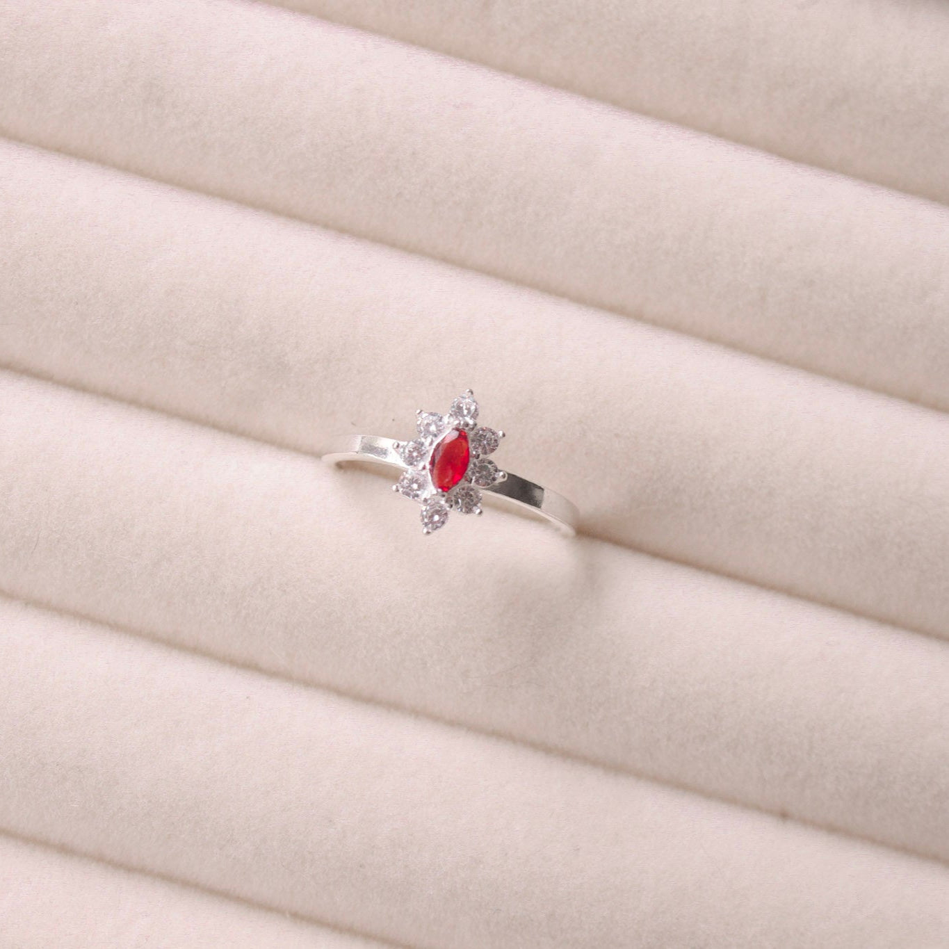 Anel Lótus em Prata 925 Cravejado de Zircônias