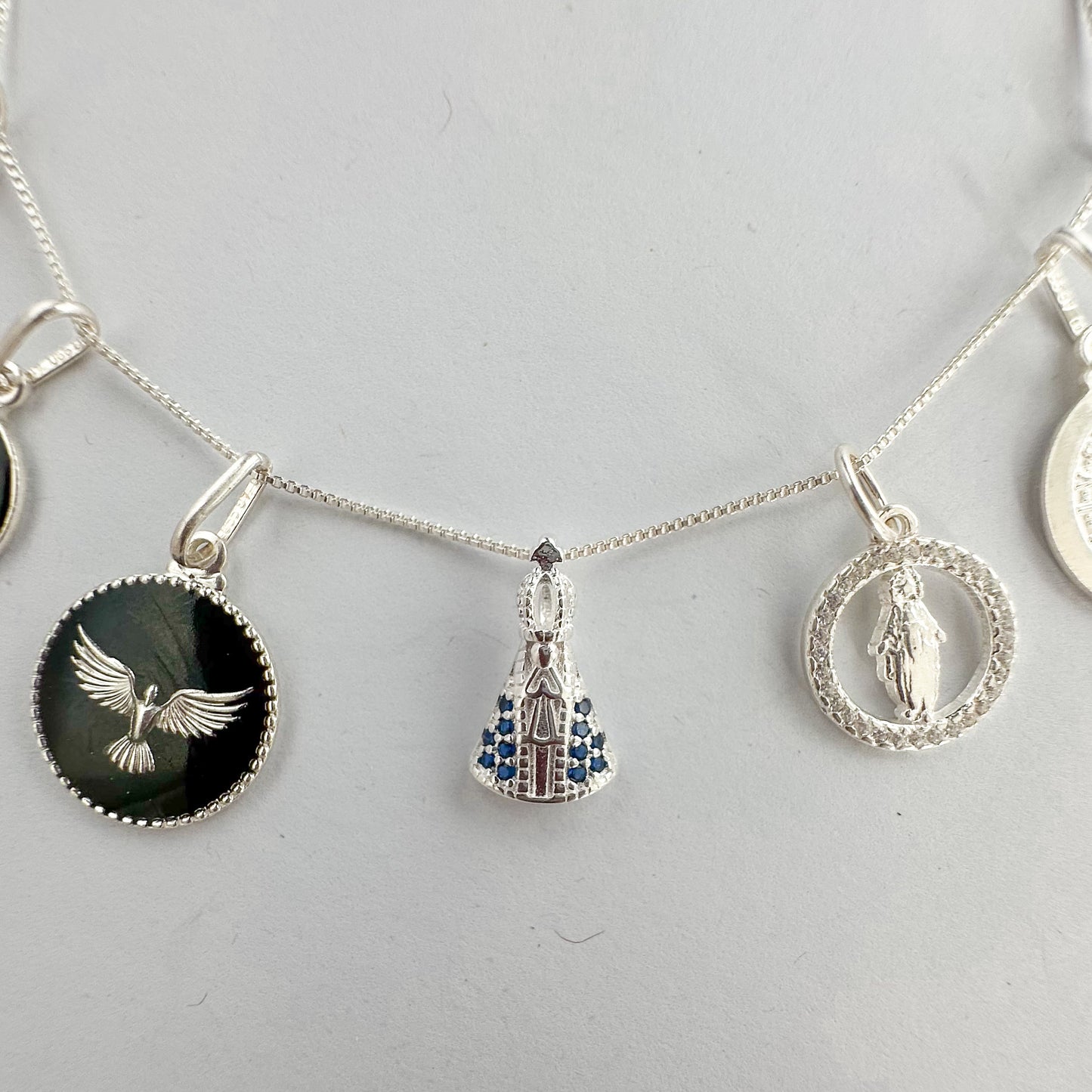 Pingente Nossa Senhora Aparecida Azul em Prata 925 Cravejada de Zircônias