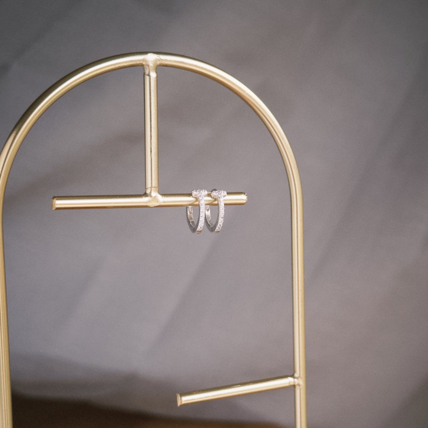 Argola Cruz 9mm em Prata 925 com Cravejado de Zircônias
