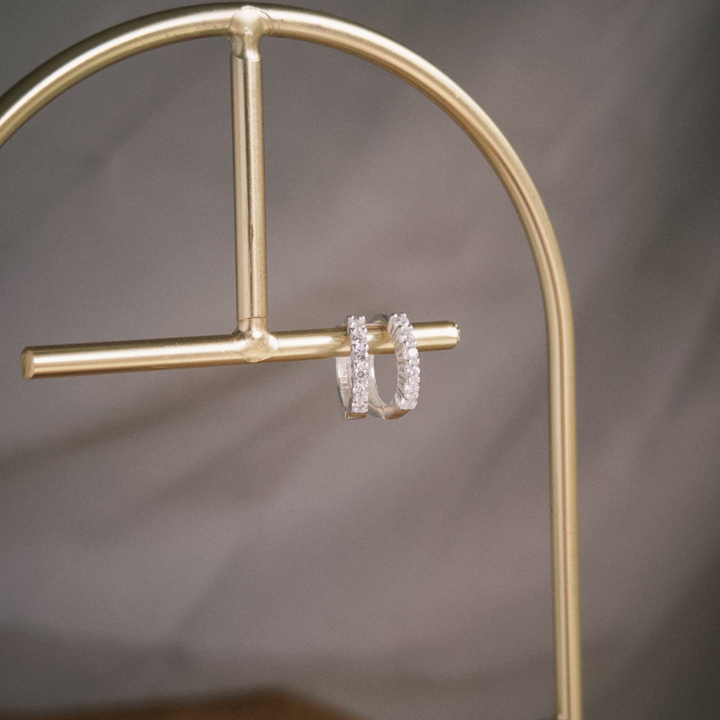 Argola Cravejada 2mm e 11mm em Prata 925 com 6 Zircônias