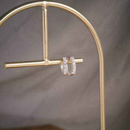 Argola Cravejada 2mm e 11mm em Prata 925 com 6 Zircônias