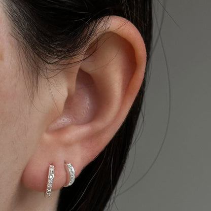Argola 2mm e 9mm em Prata 925 Cravejada de Zircônias