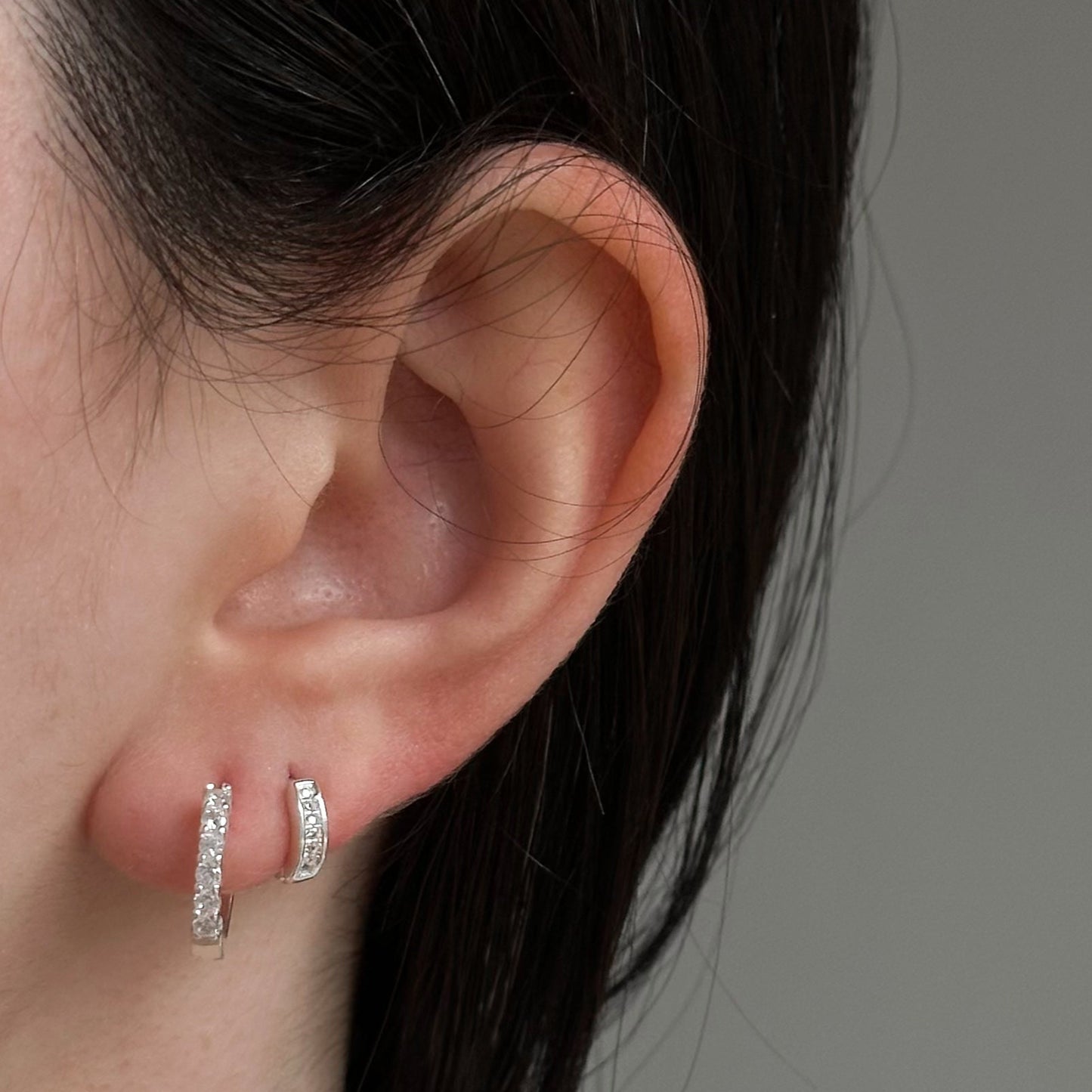 Argola Cravejada 2mm e 11mm em Prata 925 com 6 Zircônias