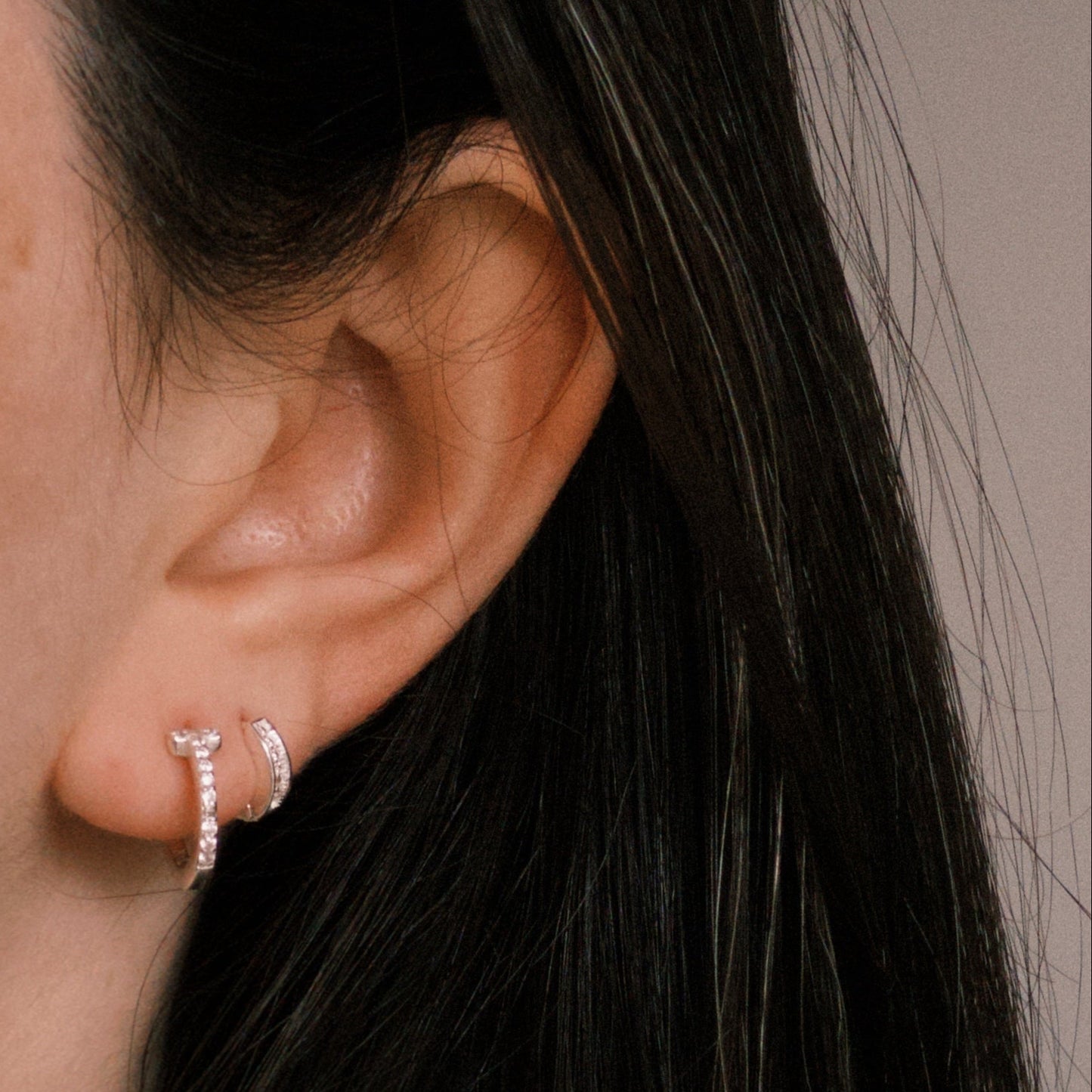 Argola Cruz 9mm em Prata 925 com Cravejado de Zircônias