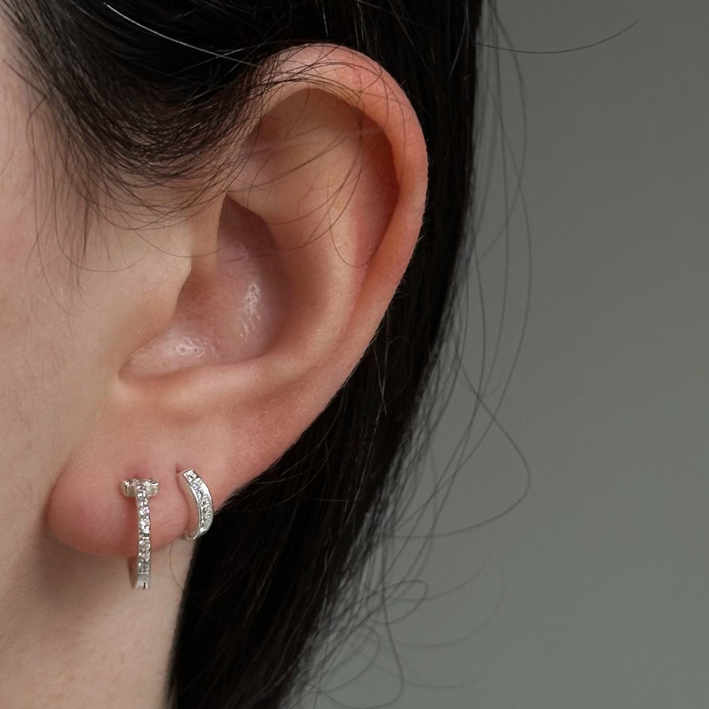 Argola Cruz 9mm em Prata 925 com Cravejado de Zircônias