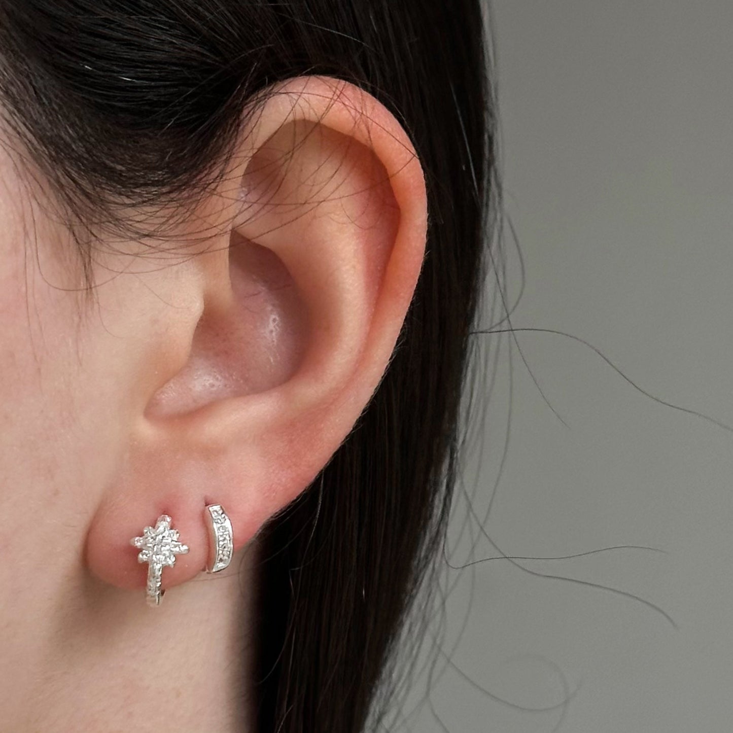 Argola Flor 7mm e 9mm em Prata 925 Cravejada de Zircônias